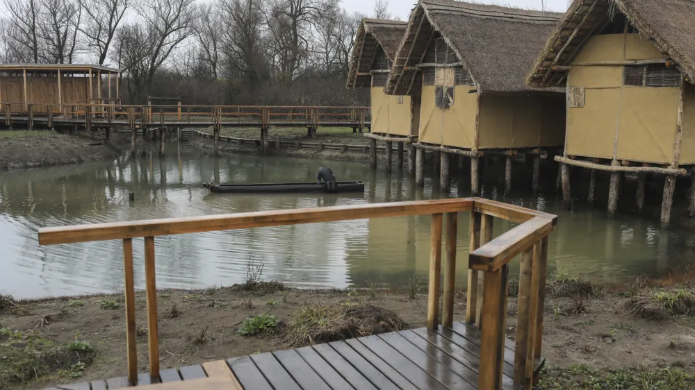 Tri koli&scaron;čarske kolibe so na kolih postavili ob jezeru. Foto: Jaka Gasar