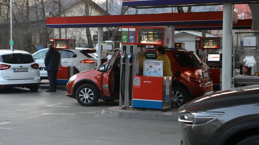 Bencinski servis Petrol - &Scaron;martinska cesta v Ljubljani.- 07.03.2022 - podražitev pogonskih goriv v Sloveniji - gneča na bencinskih črpalkah - liter bencina dražji za deset centov, liter dizla dražji za dvajset centov - kolona vozil. //FOTO: Luka Cjuha