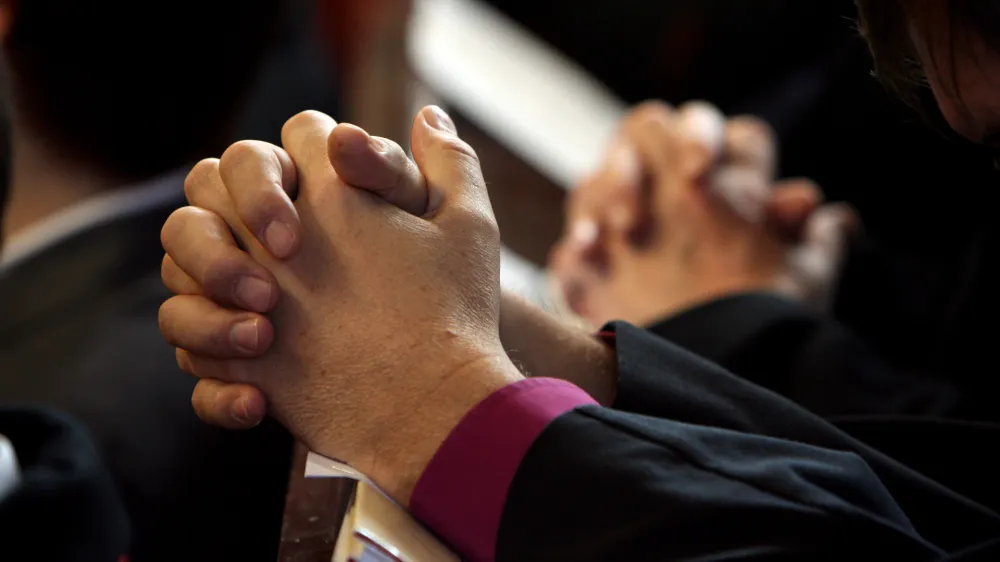 molitev - verniki - vernik - cerkev- 1.12.2013 Evangeličanska cerkev Martina Luthra v Murski Soboti - inavguracija novega &scaron;kofa Evangeličanske cerkve  //FOTO: Tomaž Skale