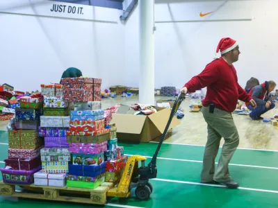 - 14.12.2014 - Dobrodelna akcija Božiček za en dan - darila za otroke iz socialno ogroženih družin, ki so se zna&scaron;li na seznamu akcije in katerim 	so se dobri ljudje po vsej državi odločili polep&scaron;ati praznični čas ob koncu leta. - dobrodelnost - <br><br><br><br>//FOTO: Bojan Velikonja