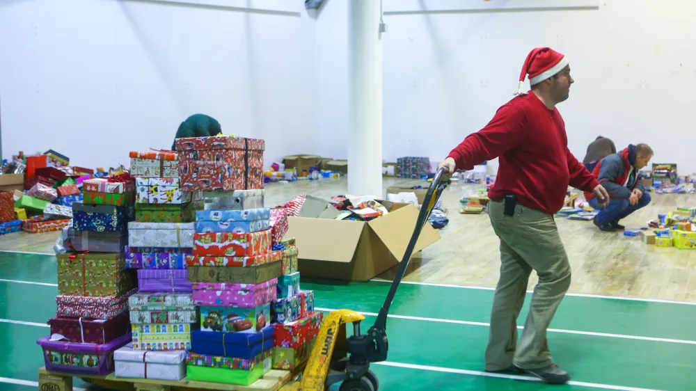 - 14.12.2014 - Dobrodelna akcija Božiček za en dan - darila za otroke iz socialno ogroženih družin, ki so se zna&scaron;li na seznamu akcije in katerim 	so se dobri ljudje po vsej državi odločili polep&scaron;ati praznični čas ob koncu leta. - dobrodelnost - <br><br><br><br>//FOTO: Bojan Velikonja