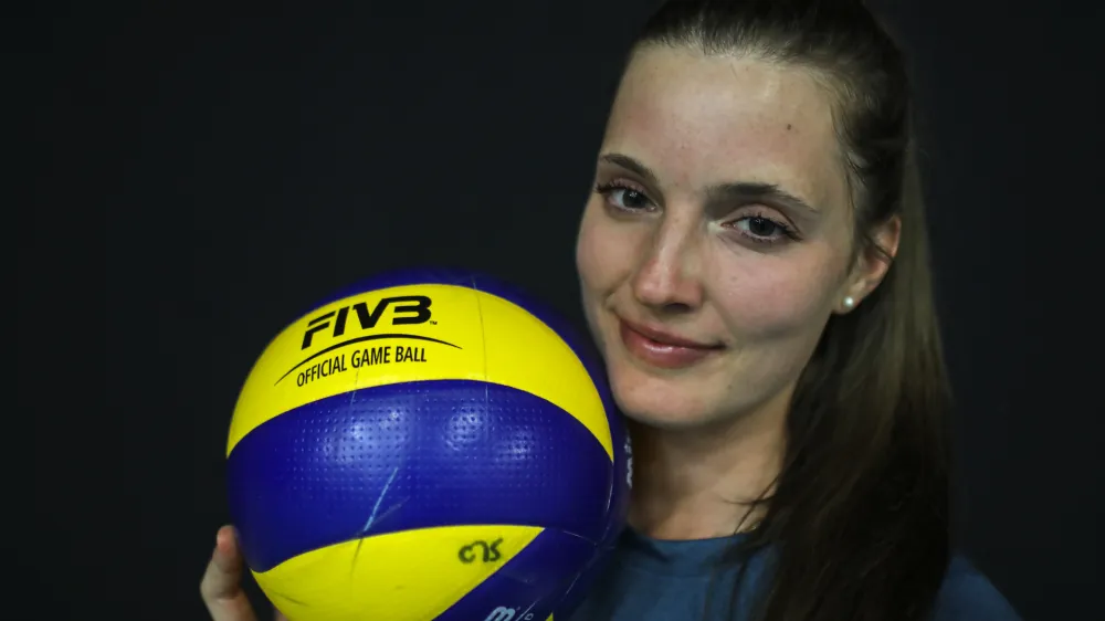 - 17.08.2019 - Iza Mlakar, odbojkarica - odbojkarica ekipe Nove KBM Branik, podpisala enoletno pogodbo z italijansko ekipo Igor Volley Novara, //FOTO: Jaka Gasar