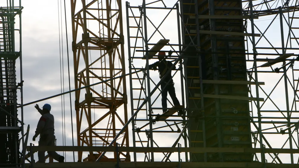 - simbolična fotografija - gradbeni&scaron;tvo - gradbena dela, gradbeni oder - delavci - delo na črno (&scaron;u&scaron;marji) - - - 07.05.2015 - gradbi&scaron;če ob Gerbičevi in Koprski ulici za novi Nacionalni gimnastični center Cerar-Pegan-Petkov&scaron;ek, gradnja sodobnega gimnastičnega centra za razvoj vseh &scaron;portnih panog pod okriljem Gimnastične zveze Slovenije,//FOTO: Tomaž Skale