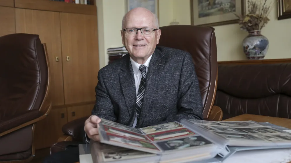 Zmago Tančič, ki že več kot 40 let zbira stare razglednice z motivi Ljubljane in njene okolice, ima v svoji obsežni zbirki najstarej&scaron;o znano razglednico Ljubljane. Foto: Jaka Gasar