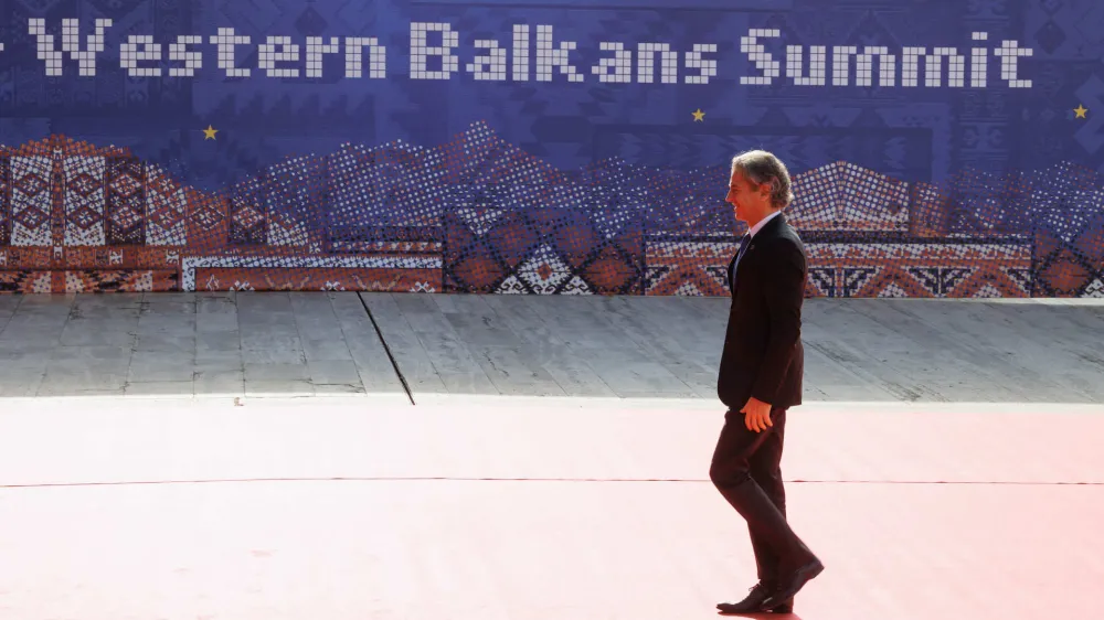 Robert Golob po izbruhu afere o političnih pritiskih na kadrovanje v policiji &scaron;e ni stopil pred javnost. Afero so danes namesto njega komentirali ministrica Dominika &Scaron;varc Pipan, državni sekretar na MNZ Branko Lobnikar in državna sekretarka Ma&scaron;a Kociper. Foto: STA