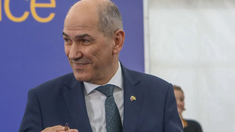 predsednik vlade Janez Jan&scaron;a - 08.04.2022 &ndash; Holding Slovenske elektrarne HSE Sonce &ndash; Sončna elektrarna Prapretno pri Hrastniku, otvoritev največje sončne elektrarne v Sloveniji //FOTO: Luka Cjuha