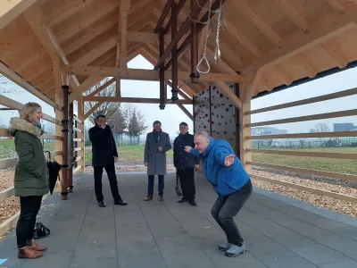 Sprva predlagano idejo postavitve pokritega objekta v obliki kozolca, kjer bi se lahko izvajale razne aktivnosti, so na občini nadgradili v projekt Medgeneracijski živžav z objektom za &scaron;port, rekreacijo in prosti čas.