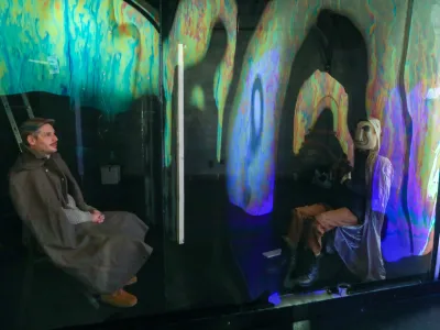 09.12.2022 - režiser Marko Čeh v Gledali&scaron;ču Glej pripravlja predstavo Soap Opera, katere glavni scenografski element bo stena iz milniceFoto: Luka Cjuha