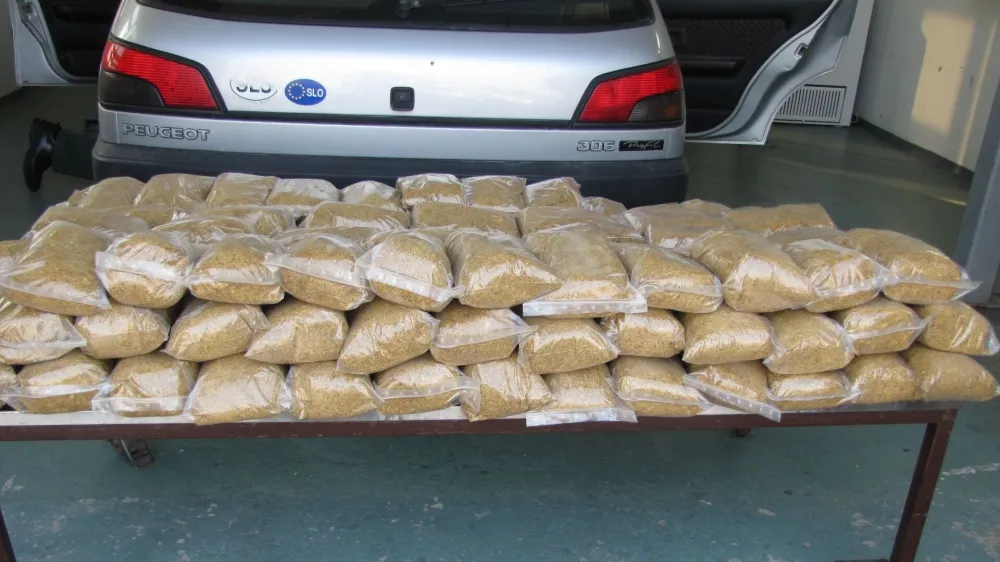 Če bo zakon sprejet, bodo in&scaron;pektorji Fursa ob sumu najhuj&scaron;ih kr&scaron;itev davčnih predpisov na vozila s spornim blagom, denimo s tobačnimi listi, tajno namestili sledilne naprave s sistemom GPS. Na fotografiji: zaseženi tobak iz avta z dvojnim dnom. Foto: Arhiv Dnevnika