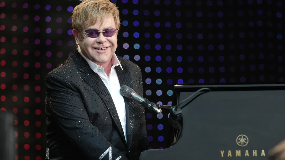 ARCHIV: Der Musiker Elton John sitzt im Schlosspark in Ludwigslust bei einem Konzert auf der Buehne an einem Fluegel (Foto vom 29.06.12). Elton John wird im naechsten Jahr bei den Regensburger Thurn und Taxis Schlossfestspielen als Stargast erwartet. Wie die Organisatoren am Montag (10.12.12) in Regensburg mitteilten, wird der exzentrische Saenger am 21. Juli 2013, dem letzten Festspieltag, auftreten und eine Auswahl seiner "Greatest Hits" singen. Die Festspiele beginnen am 12 Juli 2013. (zu dapd-Text)<br>Foto: Danny Gohlke/dapd