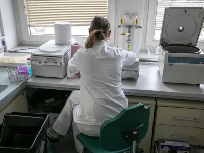 laboratorij<br><br><br>- 04.03.2020 &ndash; Maribor - Nacionalni laboratorij za zdravje, okolje in hrano (NLZOH) - Center za medicinsko mikrobiologijo &ndash; testiranje vzorcev dihal bolnikov pri katerih obstaja sum na okužbo z novim koronavirusom SARS-CoV-2 (COVID-19), Prvomajska 1 v Mariboru //FOTO: Matjaž Ru&scaron;tOPOMBA: REPORTAŽA ZA OBJEKTIV 2020