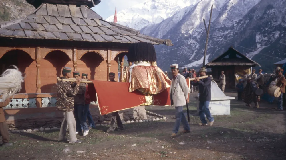Kinnaur indijska Velika Himalaja, verska procesija v Rackhamu