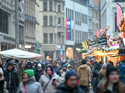 10 December 2022, Saxony-Anhalt, Halle: Passers-by walk through Leipziger Strasse in the city centre. Photo: Heiko Rebsch/dpa