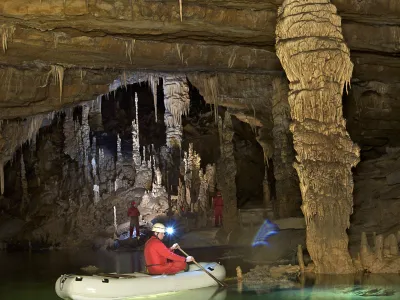 - Križna jama - Stari trg pri Ložu- posebnost jame so podzemna jezera s sigastimi pregradami in najdi&scaron;če kosti jamskih medvedov- dolžina vseh znanih rovov je več kot 10 km. //FOTO: Jaka AdamičOPOMBA: ZA OBJAVO V PRILOGI &ndash; DNEVNIKOV OBJEKTIV - REPORTAŽA