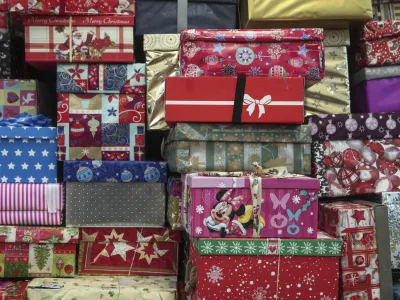 - 12.12.2015 - Udarni&scaron;ka akcija v Božičkovi tovarni - dobrodelna akcija Božiček za en dan - darila za otroke iz socialno ogroženih družin, ki so se zna&scaron;li na seznamu akcije in katerim so se dobri ljudje po vsej državi odločili polep&scaron;ati praznični čas ob koncu leta. - dobrodelnost -  ///FOTO: Luka Cjuha.