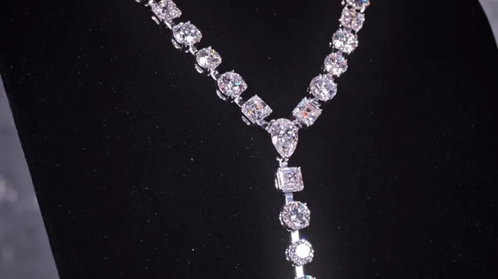 Alex Moss v New Yorku. diamantna ogrlica