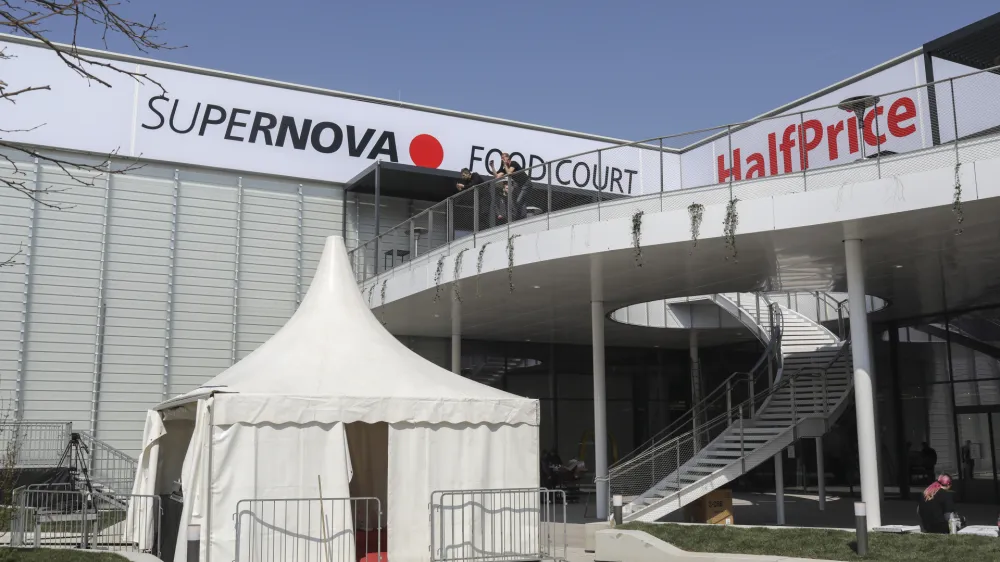 - 06.04.2022 - Nakupovalni center Supernova Ljubljana Rudnik &ndash; otvoritev novega raz&scaron;irjenega nakupovalnega centra na dodatnih 20.000 m&sup2; povr&scaron;ine - 50 novih prodajaln, 19 restavracij in barov v dveh nadstropjih, fitnes, dva zabavi&scaron;čna parka, ter 7 najsodobnej&scaron;ih kinodvoran. //FOTO: Jaka Gasar