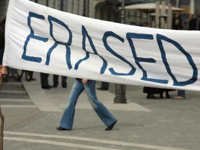 - ilustrativna fotografija - <br><br><br>- izbrisani - manifestacija ob 17. obletnici izbrisa, - zahtevali so, da se vsem, ki jim je bila preprečena vrnitev v Slovenijo, omogoči, da se vrnejo na domove, &Scaron;e vedno tudi zahtevajo izdajo odločb o stalnem prebivali&scaron;ču za nazaj vsem, ki jih je država 26. 2. 1992 izbrisala iz registra stalnega prebivalstva/FOTO: Luka CjuhaOPOMBA: ZA OBJAVO V ČASOPISU DNEVNIK