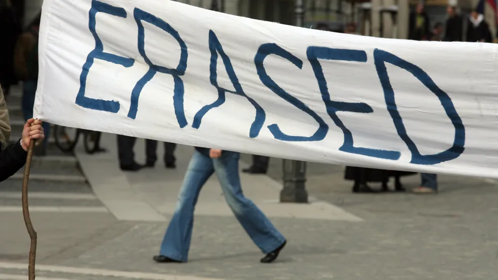 - ilustrativna fotografija - <br><br><br>- izbrisani - manifestacija ob 17. obletnici izbrisa, - zahtevali so, da se vsem, ki jim je bila preprečena vrnitev v Slovenijo, omogoči, da se vrnejo na domove, &Scaron;e vedno tudi zahtevajo izdajo odločb o stalnem prebivali&scaron;ču za nazaj vsem, ki jih je država 26. 2. 1992 izbrisala iz registra stalnega prebivalstva/FOTO: Luka CjuhaOPOMBA: ZA OBJAVO V ČASOPISU DNEVNIK