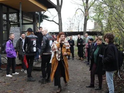 - 17.11.2022 - Participativna Ljubljanska Avtonomna Cona &ndash; PLAC, Linharotva cesta 43 - &raquo;zajtrk z DUTB&laquo;, - člani avtonomne cone pričakali delegacijo&nbsp;Družbe za upravljanje terjatev bank&nbsp;(DUTB), ki je želela vstopiti v PLAC in izvesti tehnični pregled brez dogovora&nbsp;//FOTO: Bojan Velikonja