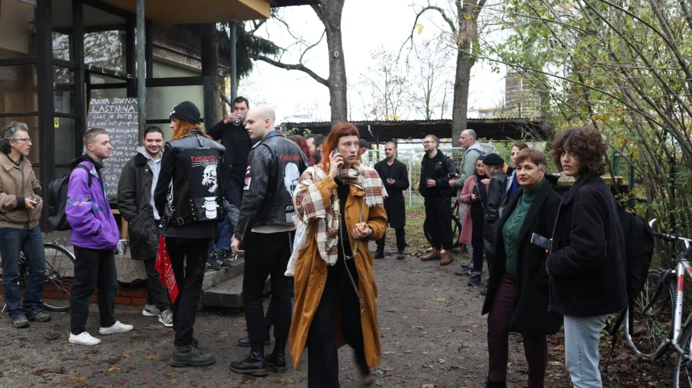 - 17.11.2022 - Participativna Ljubljanska Avtonomna Cona &ndash; PLAC, Linharotva cesta 43 - &raquo;zajtrk z DUTB&laquo;, - člani avtonomne cone pričakali delegacijo&nbsp;Družbe za upravljanje terjatev bank&nbsp;(DUTB), ki je želela vstopiti v PLAC in izvesti tehnični pregled brez dogovora&nbsp;//FOTO: Bojan Velikonja