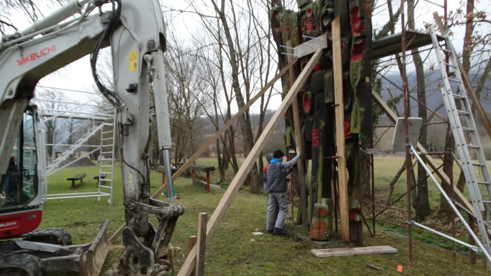 Pri demontaži kipa so si morali pomagati s stroji, saj so posamezni elementi težki več sto kilogramov.