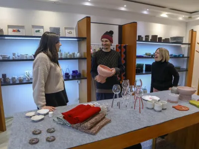 Pop-up trgovina Jelka bo letos gostila v prostorih Povezovalnice Dobro z dobrim na Gornjem trgu.