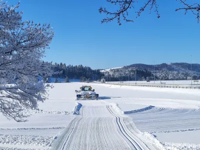 Snežna idila na Blokah, kjer je v teh dneh urejena 10 kilometrov dolga smučina.&nbsp;