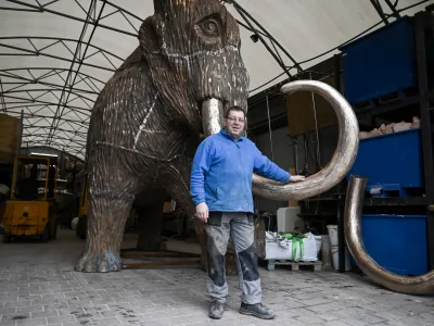 Livar Roman Kam&scaron;ek se veseli, da bo po dobrih 12 letih končal izdelavo bronastega kipa. F Nik Erik Neubauer