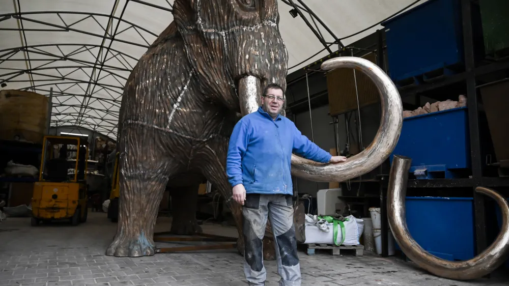 Livar Roman Kam&scaron;ek se veseli, da bo po dobrih 12 letih končal izdelavo bronastega kipa. F Nik Erik Neubauer