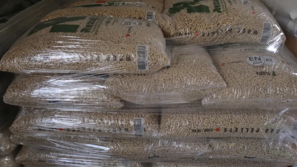 Za pelete je bilo treba na začetku leto&scaron;nje kurilne sezone od&scaron;teti 122 odstotkov več kot v enakem obdobju lani. Foto: Jaka Gasar&nbsp;