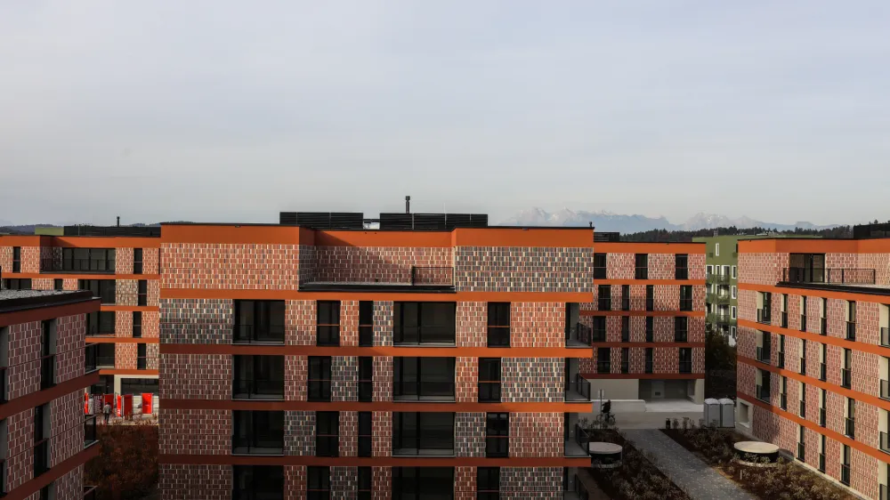 - 25.10.2021 &ndash; Stanovanjska soseska Novo Brdo v Ljubljani - nova soseska z 18 večstanovanjskimi objekti in 498 stanovanji z dvema kompleksoma podzemnih garaž namenjenih predvsem mladim družinam - slavnostno odprtje ob 30-letnici delovanja Stanovanjskega sklada RS - //FOTO: Bojan Velikonja