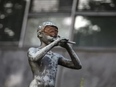 - simbol RTV - Deček s pi&scaron;čalko &ndash; Pastirček z zakritimi očmi &ndash; <br> <br>- 21.09.2022 - akcija v podporo novinarkam in novinarjem ter ostalim sodelavcem javne RTV Slovenije, ki jo je izvedel Mladi forum Socialnih demokratov, <br> <br>//FOTO: Luka Cjuha<br>