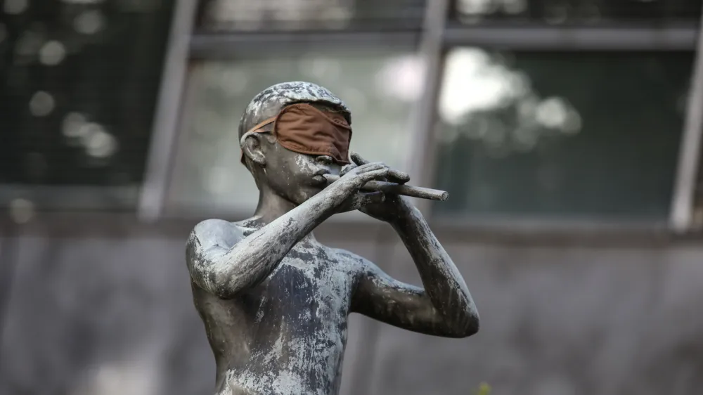 - simbol RTV - Deček s pi&scaron;čalko &ndash; Pastirček z zakritimi očmi &ndash; <br> <br>- 21.09.2022 - akcija v podporo novinarkam in novinarjem ter ostalim sodelavcem javne RTV Slovenije, ki jo je izvedel Mladi forum Socialnih demokratov, <br> <br>//FOTO: Luka Cjuha<br>