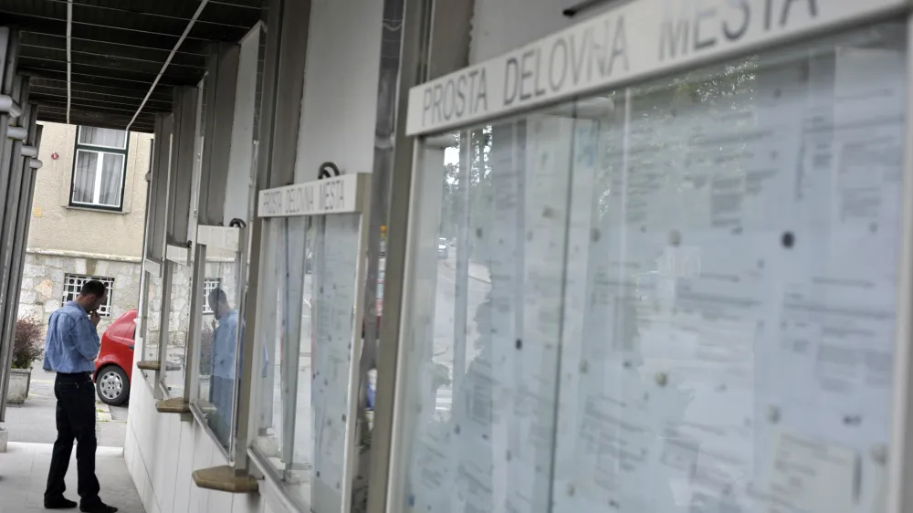 - Zavod RS za zaposlovanje, oglasna tabla - prosta delovna mesta, brezposelnost, Parmova ulica 32 //FOTO: Tomaž Zajel&scaron;nik