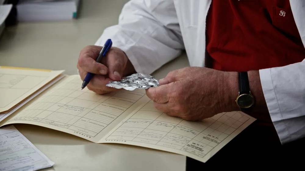dr. Aleksander Doplehar, specialist MDP&Scaron;, zdravnik v pokoju, ki vodi brezplačno ambulanto za ljudi brez zdravstvenega zavarovanja.- Ambulanta s posvetovalnico za osebe brez zdravstvenega zavarovanja &ndash; Ordinacija.net - Pro Bono - Mislejeva ulica 3, Ljubljana /FOTO: Luka CjuhaOPOMBA: ZA OBJAVO V PRILOGI &ndash; DNEVNIKOV OBJEKTIV - INTERVJU
