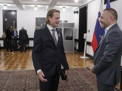 vodja pogajalske skupine Fides Gregor Zemljič, minister za zdravje Danijel Be&scaron;ič Loredan - 19.10.2022 - Vladna stran in Sindikat zdravnikov in zobozdravnikov Slovenije Fides podpisala sporazum o prekinitvi napovedane zdravni&scaron;ke stavke. //FOTO: Jaka Gasar