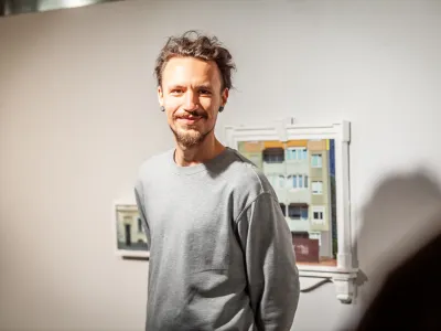 Danilo Milovanović na svoji butični razstavi Razsredi&scaron;čenje &ndash; primer &scaron;t. 5 v Cankarjevem domu, ki bo na ogled do 12. februarja.