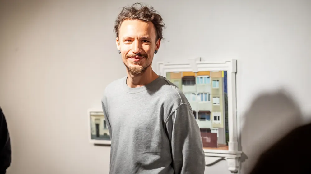 Danilo Milovanović na svoji butični razstavi Razsredi&scaron;čenje &ndash; primer &scaron;t. 5 v Cankarjevem domu, ki bo na ogled do 12. februarja.