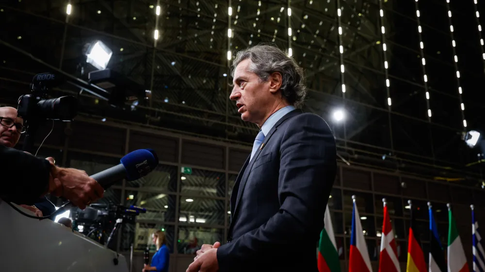 Predsednik vlade Robert Golob poudarja svojo pravico, da ga varujejo varnostniki, ki jim zaupa.&nbsp;