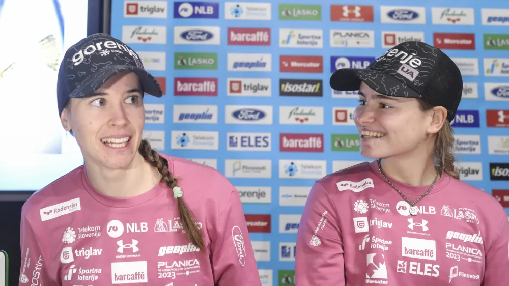 Ur&scaron;a Bogataj, Nika Križnar- 29.11.2022 - ženska reprezentanca v smučarskih skokih - začetek uradne predprodaje vstopnic za svetovni pokal v smučarskih skokih za ženske na Ljubnem - skakalke //FOTO: Jaka Gasar