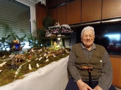 Blaž Sel&scaron;ek si je pri 91 letih zaželel, da morda &scaron;e zadnjič postavi jaslice v svoji kuhinji.