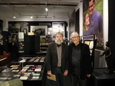 avtorja razstave Vlado Vrbič in mag. Marijan Rupert (NUK), <br><br>- 22.12.2022 &ndash; NUK - razstava Čas življenja in čas smrti: Karel Destovnik-Kajuh (1922-1944) - 100-obletnica rojstva pesnika<br><br>//FOTO: Tomaž Skale<br>