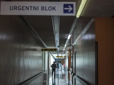 - čakalnica - Urgentni blok<br><br><br> - 04.06.2015 - Univerzitetni klinični center v Ljubljani - Internistična prva pomoč (IPP), specialistična služba, del Urgentnega bloka Univerzitetnega kliničnega centra v Ljubljani - Urgentni blok UKC - urgenca -  ///FOTO: Luka Cjuha.