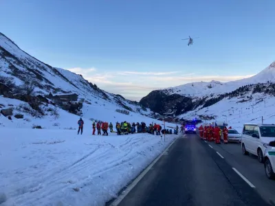 HANDOUT - 25 December 2022, Austria, Bregenz: Emergency personnel at the scene of the accident. According to current information, about ten winter sports enthusiasts were buried in an avalanche in the free ski area of Lech/Zuers. Photo: -/LECH Z&Uuml;RS TOURISMUS via APA/dpa - ACHTUNG: Nur zur redaktionellen Verwendung im Zusammenhang mit der aktuellen Berichterstattung und nur mit vollst&auml;ndiger Nennung des vorstehenden Credits