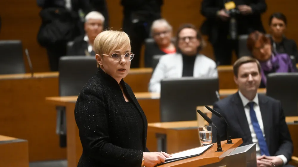  novoizvoljena predsednica republike Nata&scaron;a Pirc Musar <br><br>- 22.12.2022 &ndash; Državni zbor &ndash; Slavnostna seja DZ - prisega novoizvoljene predsednice republike Nata&scaron;e Pirc Musar in vpis v Zlato knjigo<br><br>//FOTO: Nik Erik Neubauer