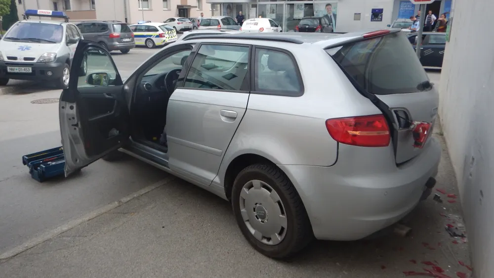 Že res, da imajo starej&scaron;i vozniki dolgoletne izku&scaron;nje, a je promet vse gostej&scaron;i in bolj zapleten zaradi novih in novih predpisov in sprememb cestne infrastrukture, zato so pogosteje soočeni s težavami. Foto: PU Novo mesto&nbsp;