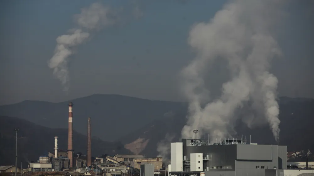 ekologija - onesnaženost<br><br><br>- 3.12.2013 - VIPAP VIDEM KR&Scaron;KO d.d. proizvodnja časopisnih in premazanih grafičnih papirjev, Tovarni&scaron;ka 18, tovarna - stavba - papirnica  //FOTO: Luka Cjuha