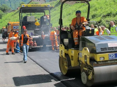 Pričakovati je, da bo skupni občinski dolg konec tega leta narasel, saj občine v volilnem letu gradijo več kot običajno &ndash; polaga se asfalt, gradijo se pločniki, obnavljajo &scaron;ole&nbsp;...