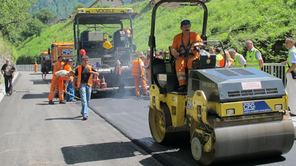 Pričakovati je, da bo skupni občinski dolg konec tega leta narasel, saj občine v volilnem letu gradijo več kot običajno &ndash; polaga se asfalt, gradijo se pločniki, obnavljajo &scaron;ole&nbsp;...